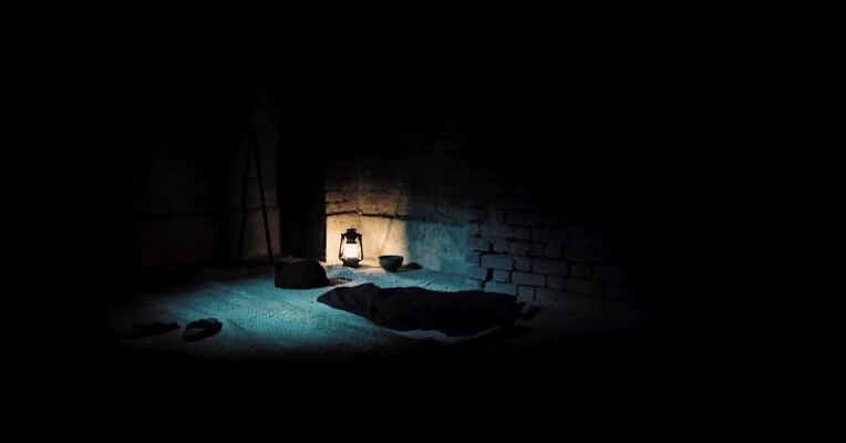 تنها مدرس - پس‌زمینه