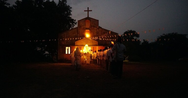 تسخیر - پس‌زمینه