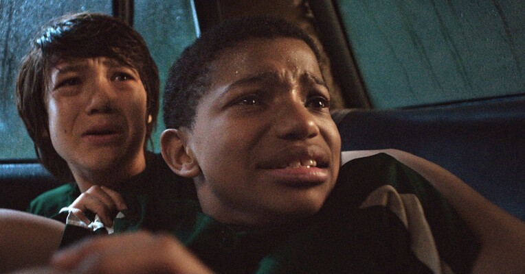 پسری پشت در - پس‌زمینه