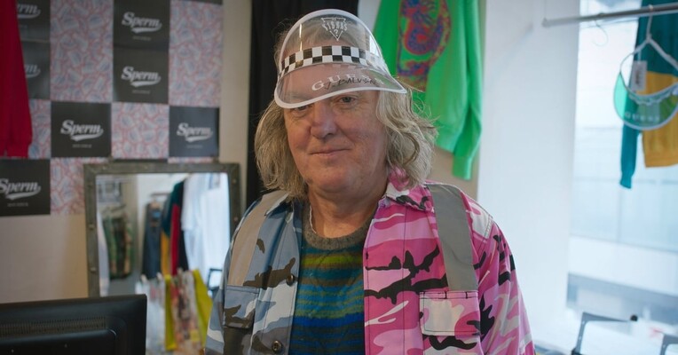 جیمز می: مرد ما در ... - پس‌زمینه