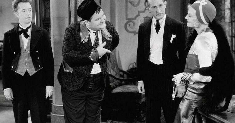 یک افتضاح حسابی - پس‌زمینه