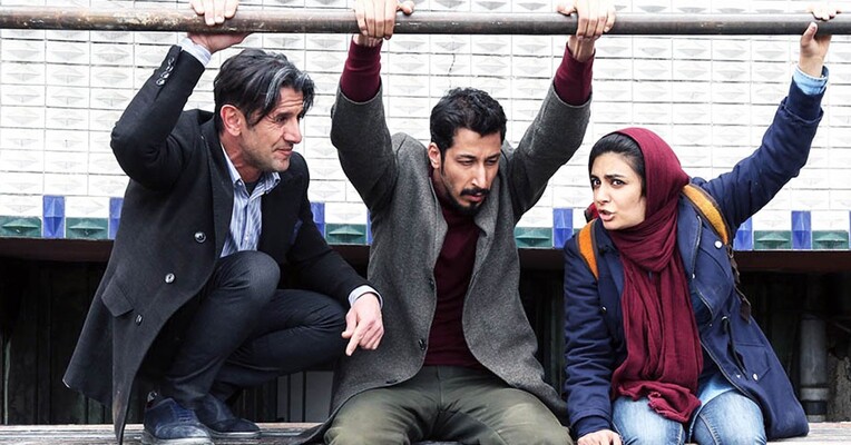 چشم و گوش بسته - پس‌زمینه