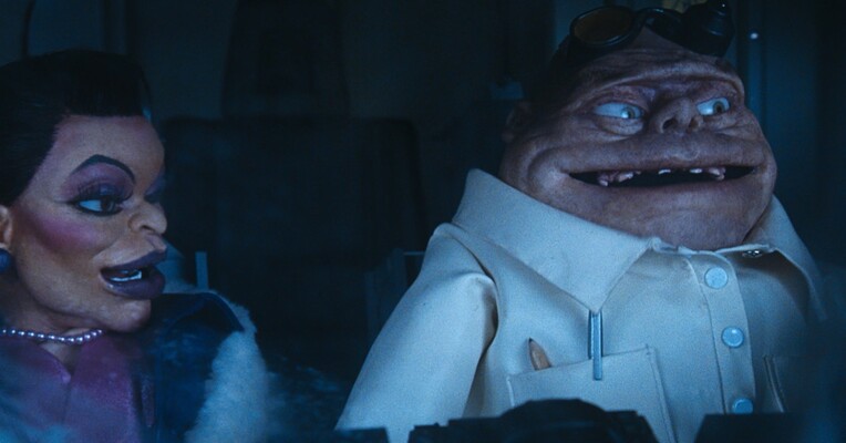 مامور کراش - پس‌زمینه