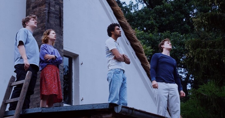 شعله ور - پس‌زمینه