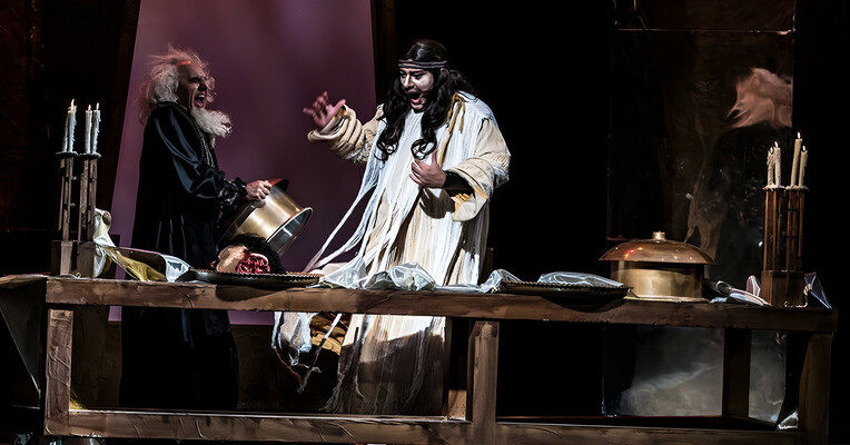 کوروش - پس‌زمینه