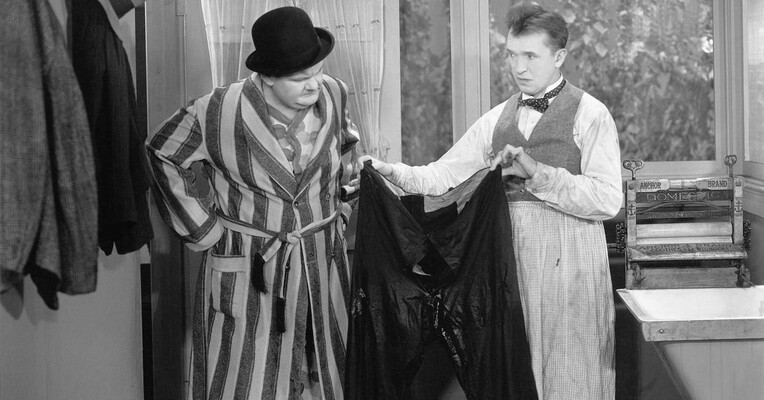 همدست - پس‌زمینه