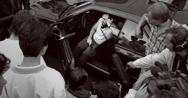 گلادبک: بحران گروگان‌گیری - پس‌زمینه