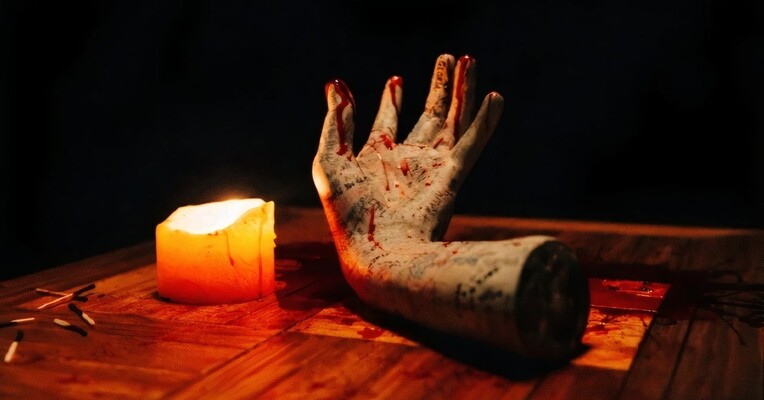 با من حرف بزن - پس‌زمینه