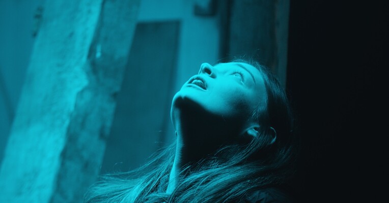 اولین ارتباط - پس‌زمینه