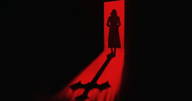 اولین طالع نحس - پس‌زمینه