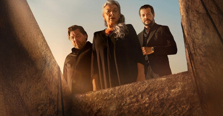 دو قبر - پس‌زمینه