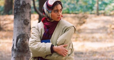  تصویر دختری با کفشهای کتانی