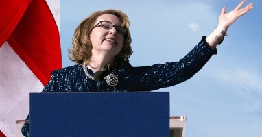  تصویر گبی گیفوردز عقب‌نشینی نمی‌کند