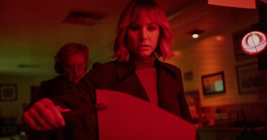  تصویر زن ساکن خانه آن سوی خیابان دختر پشت پنجره