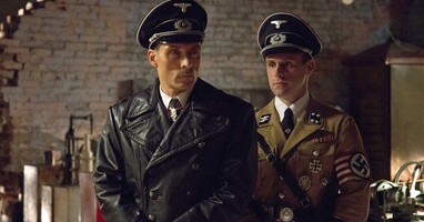  تصویر مردی در رأس قلعه