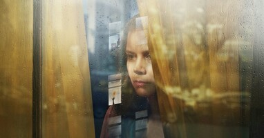  تصویر زنی پشت پنجره