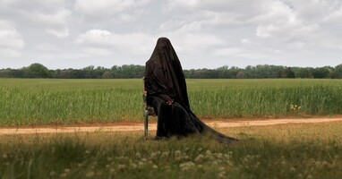  تصویر زنی در محوطه