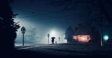  تصویر مردی با چتر سیاه